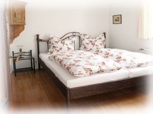 Das geräumige Schlafzimmer der Ferienwohnung verfügt über ein Doppelbett.